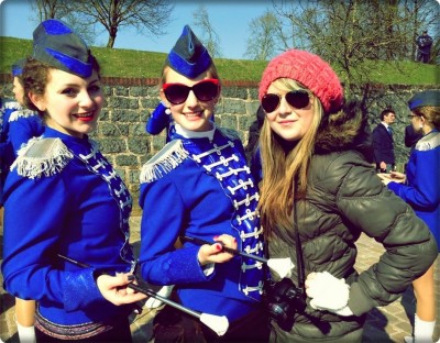 Moje dve kamarátky - mažoretky s hlavnou asistentkou a fotografkou mnou :)